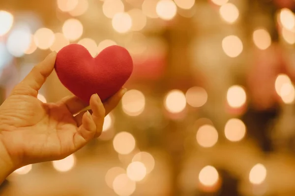 Mão Segurar Travesseiro Forma Coração Vermelho Com Belo Bokeh Pela — Fotografia de Stock