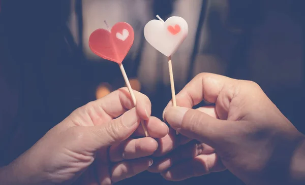 Romantisches Paar Valentinstag Glückliches Freudiges Paar Schenkt Sich Vor Kerzenschein — Stockfoto