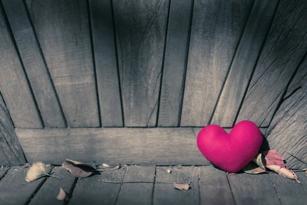 Pequeno Travesseiro Coração Vermelho Cadeira Velha Jardim — Fotografia de Stock
