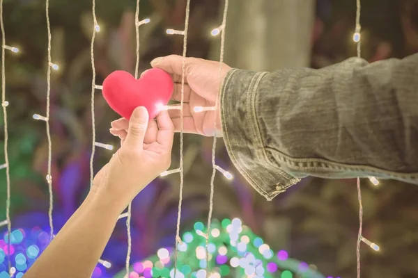 Romantisches Paar Valentinstag Glücklicher Freudiger Mann Gibt Frau Herzform Kleines — Stockfoto