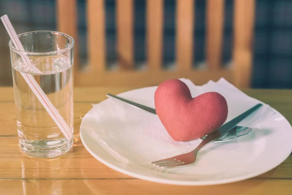 Bir Tabak Çatal Kaşık Masada Küçük Bir Kalp Yastık — Stok fotoğraf