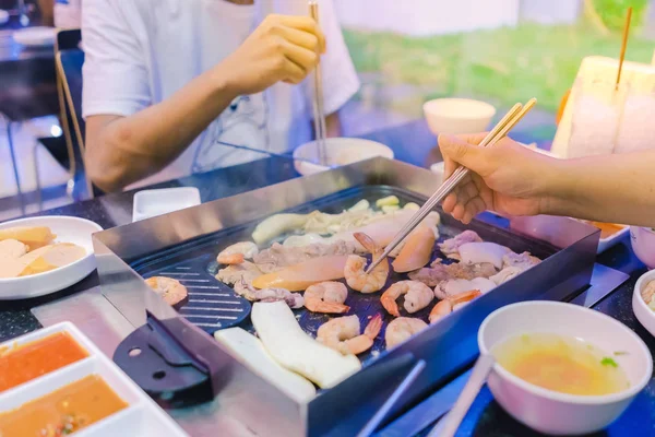 Felicidad Disfrute Comer Barbacoa Coreana Tradicional Comida Famosa Con Familia — Foto de Stock