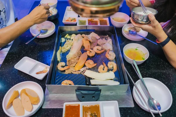 Наслаждайтесь Корейской Барбекю Традиционные Известные Блюда Семьей Корейском Ресторане — стоковое фото