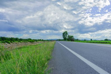 Kanchanaburi, Tayland için güzel yol akşam sahne