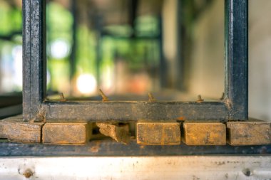 Eski kırık masa ve sandalyeler Satılık okulda.