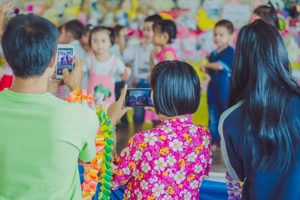 Los Padres Están Tomando Fotos Esperando Para Dar Regalos Sus — Foto de Stock