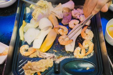 Korece Barbekü geleneksel ünlü aile ile Kore bir restoranda yemek mutluluk Enjoy