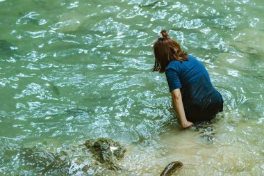 Kadın turist arkadan görünüm, Erawan şelale Kanchanaburi, Tayland için dinleniyor