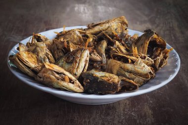 Tayland 'da basit bir köy yemeği için kızarmış balık kafaları.