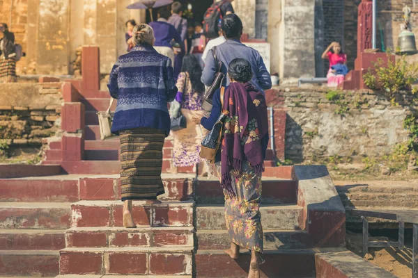 Backview ženské turistů v starověké Pa HDO Taw Gyi Pagoda ruiny v destinaci Mingun city — Stock fotografie