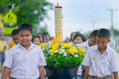 Kanchanaburi Tayland - 26 Temmuz : Mum geçit taylandlı öğrenciler, Budist mum festivali ödünç