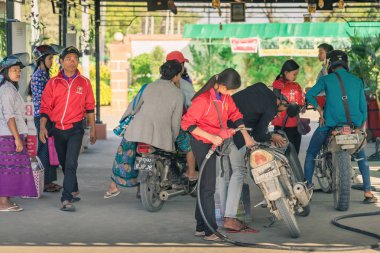 Bagan-Myanmar, 21 Ocak 2019: Yakıt ikmali için sırada bekleyen motosiklet üzerinde tanımlanamayan halklar