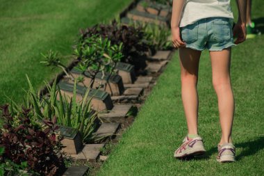 Kanchanaburi, Tayland-Aralık 19: Tanımlanamayan turist yürümek ve fotoğraf çekmek