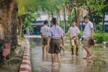 Kanchanaburi Tayland - 9 Mart: Tanımlanamayan öğrenciler yürüyüş için sel