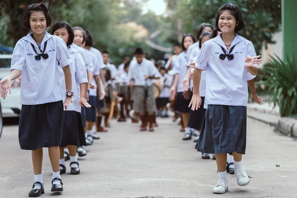 Kanchanaburi Tajlandia-26 lipca: niezidentyfikowany nauczyciel i studenci uczestniczyli w buddyjskim dniu Wielkiego postu — Zdjęcie stockowe