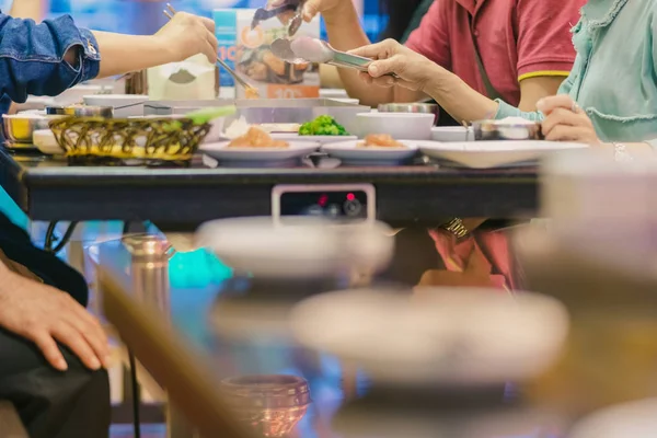 한국 식당에 가족과 함께 한국 바베 큐 전통적인 유명한 음식을 먹는 행복 즐기십시오 — 스톡 사진