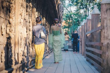 Kadın turist Mandalay, Myanmar Shwe Nan Daw Kyaung (Golden Palace Manastırı), bir fotoğraf çekmek.