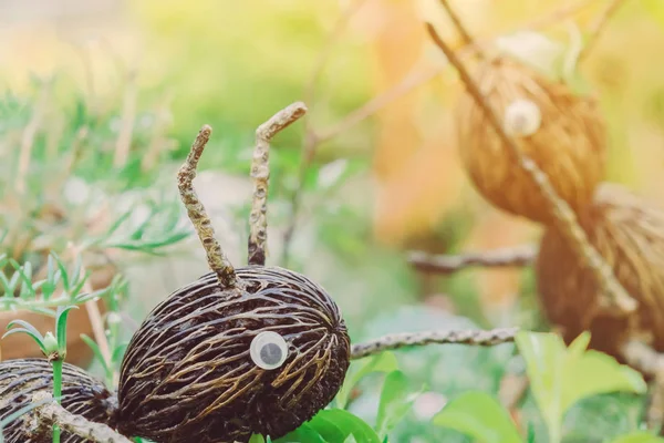 Uma estátua de formiga artificial feita de coco, decorada em árvores no jardim . — Fotografia de Stock