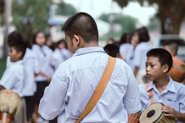 TAILANDIA DE KANCHANABURI - 26 DE JULIO: Maestros y estudiantes no identificados participaron en el Día de la Cuaresma Budista — Foto de Stock