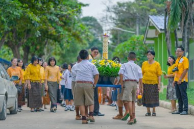 Kanchanaburi Tayland - 26 Temmuz : Mum geçit taylandlı öğrenciler, Budist mum festivali ödünç