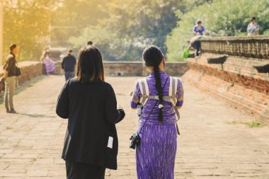 Mingun City Mandalay, Myanmar yakınındaki antik Pa Hto Taw Gyi Pagoda adlı kadın turist Backview Harabeleri.