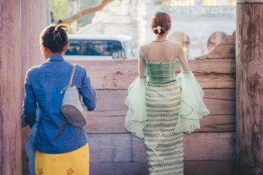 Kadın turist Mandalay, Myanmar Shwe Nan Daw Kyaung (Golden Palace Manastırı), bir fotoğraf çekmek.