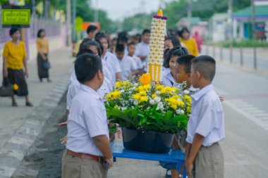 Kanchanaburi Tayland - 26 Temmuz : Mum geçit taylandlı öğrenciler, Budist mum festivali ödünç