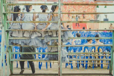 Genç kızlar için sahne performansı beklemek tribün oturmak.