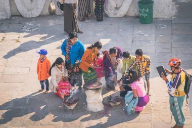 Mingun-Myanmar, 20 Ocak 2019: tanımlanamayan turistler Merit, Mya tan Pagoda 'da bereket için saygının ödemek, hak yapmak