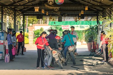 Bagan-Myanmar, 21 Ocak 2019: Benzin istasyonunda yakıt ikmali için sırada bekleyen motosiklet üzerinde tanımlanamayan halklar