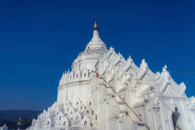 Mingun-Myanmar, 20 Ocak 2019 : Kimliği belirsiz turistler Mya Thein Tan Pagoda'da yürüyor ve fotoğraf çekiyor: 20 Ocak 2019 