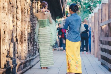 Kadın turist Mandalay, Myanmar Shwe Nan Daw Kyaung (Golden Palace Manastırı), bir fotoğraf çekmek.