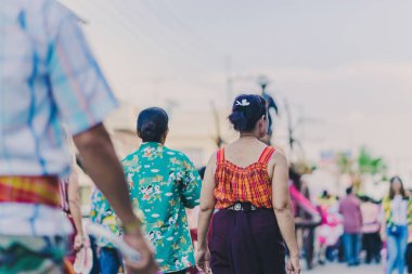 Güzel yerel kostümler giymiş mutluluk köylüler Songkran Festivali kutlamak için geçit katılmak