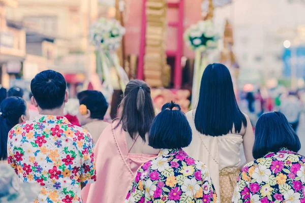 Aldeanos felices vestidos con hermosos trajes locales se unen al desfile para celebrar el Festival de Songkran — Foto de Stock