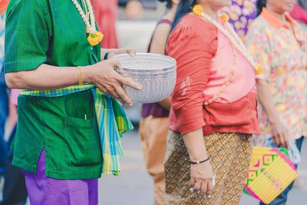 Oblečená v krásných kostýmech místní vesničané štěstí se průvod oslavovat Songkran Festival — Stock fotografie