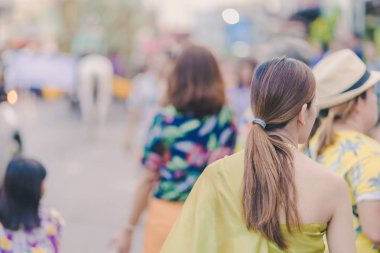 Güzel yerel kostümler giymiş mutluluk köylüler Songkran Festivali kutlamak için geçit katılmak