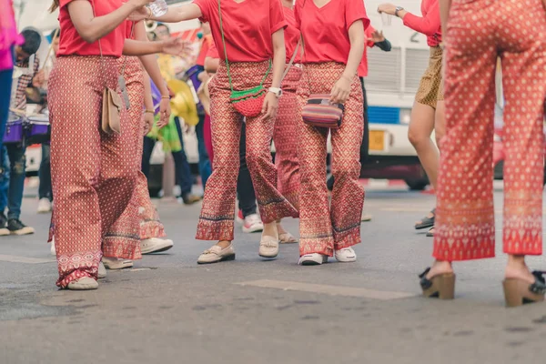 Oblečená v krásných kostýmech místní vesničané štěstí se průvod oslavovat Songkran Festival — Stock fotografie