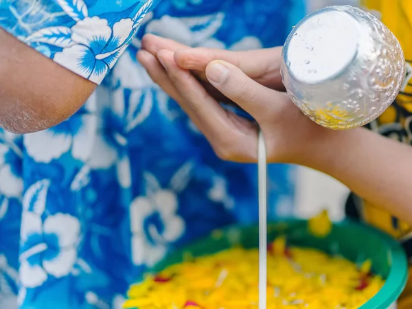 As pessoas estão segurando uma tigela de perfume de água com flor se preparando para tomar banho para os monges — Fotografia de Stock