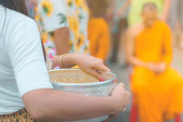 As pessoas estão segurando uma tigela de perfume de água com flor se preparando para tomar banho para os monges — Fotografia de Stock