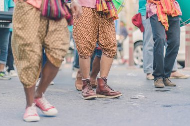 Ban Nong Khao Kanchanaburi, Tayland Songkran Festivali kutlamak için geçit töreni güzel yerel kostümler giymiş mutluluk köylüler katılmak.