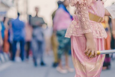 Güzel yerel kostümler giymiş mutluluk köylüler Songkran Festivali kutlamak için geçit katılmak