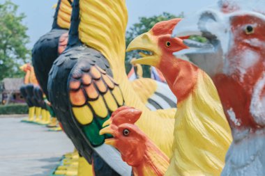 Kral Naresuan anıt Kanchanaburi, Tayland için birçok horoz heykel renkli.