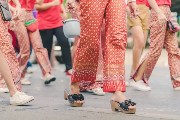 Oblečená v krásných kostýmech místní vesničané štěstí se průvod oslavovat Songkran Festival — Stock fotografie