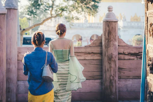 Kadın turist Mandalay, Myanmar Shwe Nan Daw Kyaung (Golden Palace Manastırı), bir fotoğraf çekmek.