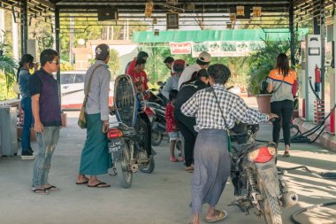 Bagan-Myanmar, 20 Ocak 2019: Benzin istasyonunda yakıt ikmali için sırada bekleyen motosiklet üzerinde tanımlanamayan halklar