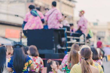 Güzel yerel kostümler giymiş mutluluk köylüler Songkran Festivali kutlamak için geçit katılmak