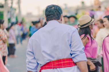 Güzel yerel kostümler giymiş mutluluk köylüler Songkran Festivali kutlamak için geçit katılmak