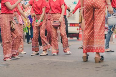 Güzel yerel kostümler giymiş mutluluk köylüler Songkran Festivali kutlamak için geçit katılmak