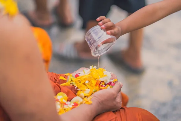 La gente vierte agua al monje budista y bendice en Tailandia el festival anual de Songkran — Foto de Stock