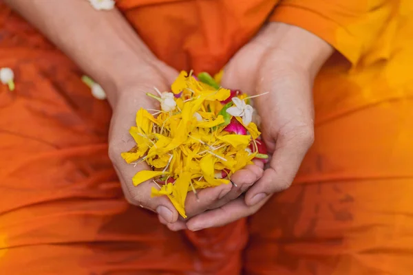 Люди Розливу Води Буддійський Чернець Дає Благословення Таїланді Сонгкран Щорічний — стокове фото